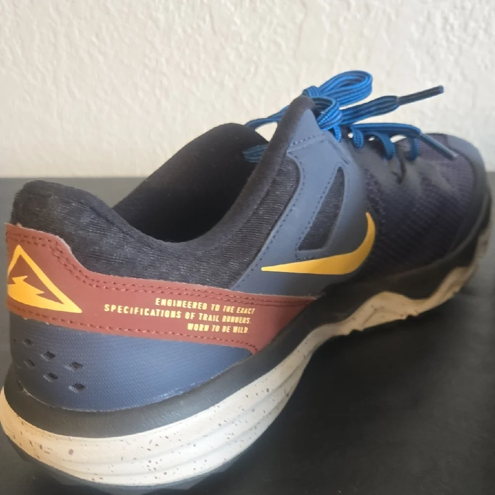 Nike Men's Athletic Shoes in Blue and Cream with Reddish Brown. - Picture 7 of 9
